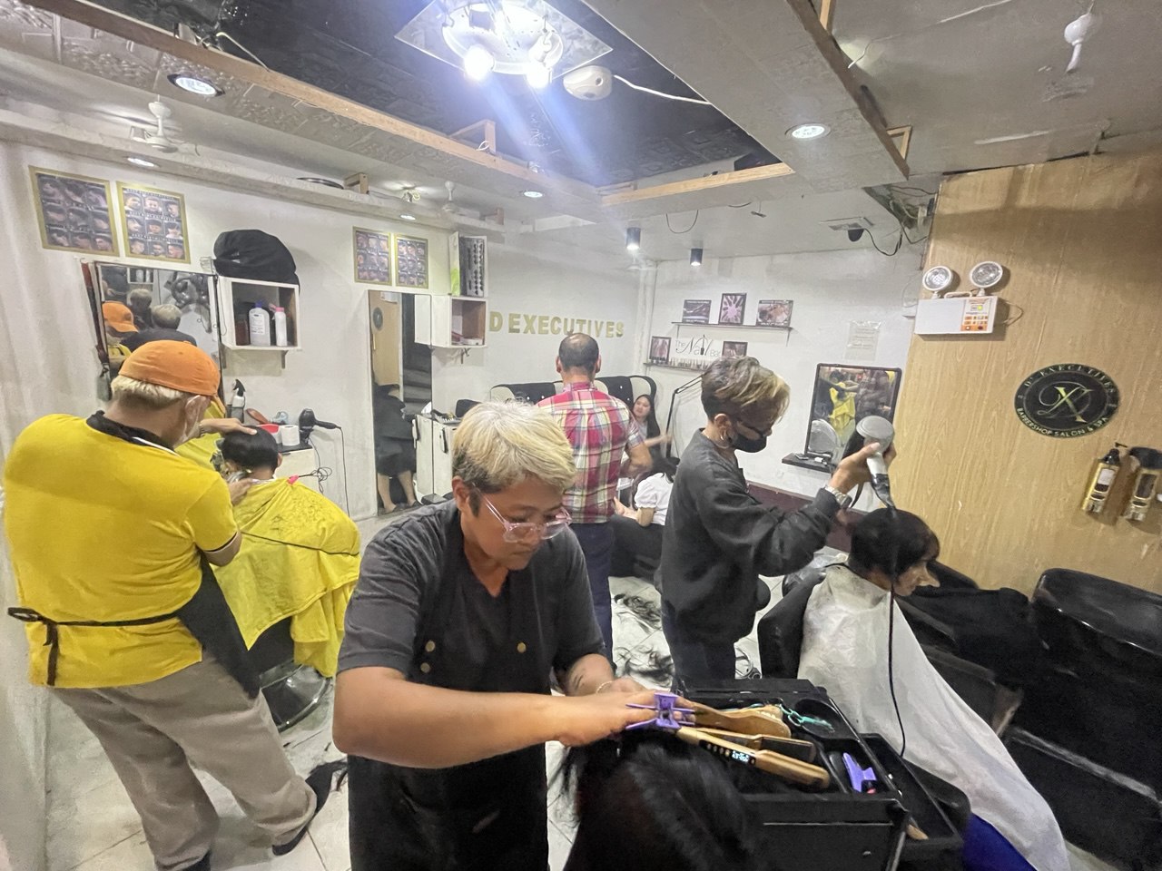 DEXECUTIVES Salon Interior